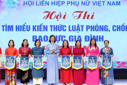 Ban Tổ chức Hội thi tặng cờ lưu niệm cho các đội thi.