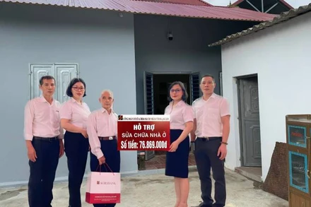 Lãnh đạo Agribank Chi nhánh Lạng Sơn, trao hỗ trợ kinh phí và bàn giao ngôi nhà "Mái ấm công đoàn" cho ông Hoàng Văn Thời.