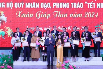 Đại diện lãnh đạo Ủy ban nhân dân tỉnh Lạng Sơn trao biển ghi nhận những tấm lòng vàng của các tổ chức, đơn vị, doanh nghiệp, nhà hảo tâm... có nhiều đóng góp cho Quỹ Nhân đạo của tỉnh.