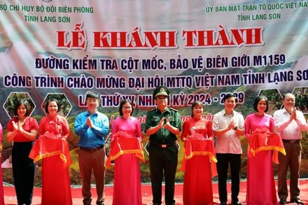 Các đại biểu cắt băng khánh thành công trình đường kiểm tra cột mốc, bảo vệ biên giới M1159, Thanh Lòa, Cao Lộc, Lạng Sơn.