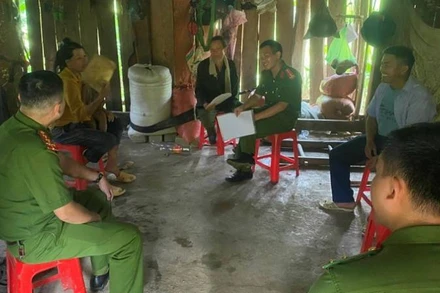 Công an xã Nhất Tiến, Bắc Sơn, (Lạng Sơn) tuyên truyền, vận động nhân dân cam kết, giao nộp vũ khí, vật liệu nổ, công cụ hỗ trợ.