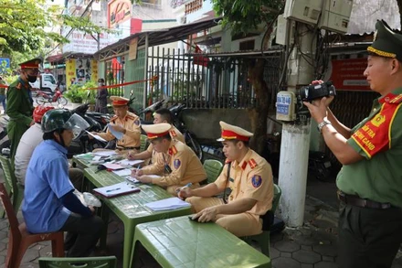 Phòng cảnh sát giao thông tỉnh Lạng Sơn, chủ trì phối hợp với tổ điều lệnh công an tỉnh, phòng cảnh sát cơ động, tăng cường kiểm tra vi phạm nồng độ cồn.