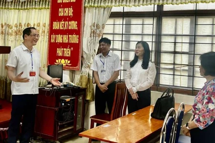 Phó Chủ tịch Ủy ban nhân dân tỉnh Lạng Sơn Dương Xuân Huyên kiểm tra công tác coi thi tại Trường trung học phổ thông Đồng Bành, thị trấn Chi Lăng (Lạng Sơn).