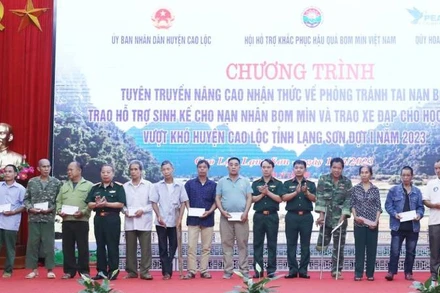Trung tướng Phạm Ngọc Khóa, Phó Chủ tịch Thường trực Hội hỗ trợ khắc phục hậu quả bom mìn Việt Nam tặng quà sinh kế cho các nạn nhân có hoàn cảnh khó khăn tại huyện Cao Lộc (Lạng Sơn).