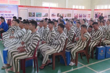 Các phạm nhân ở Trại tạm giam Công an tỉnh Lạng Sơn dự Chương trình:" Vì ngày mai tươi sáng" .