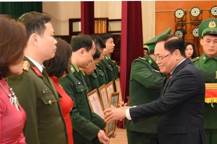 Chủ tịch Ủy ban nhân dân tỉnh Lạng Sơn tặng Bằng khen cho các tập thể và cá nhân có nhiều thành tích xuất sắc trong phong trào xây dựng đường kiểm tra cột mốc, bảo vệ biên giới.