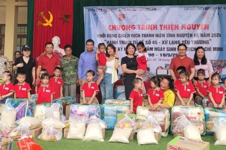 Các nhà hảo tâm cùng các cấp hội đoàn huyện Tràng Định (Lạng Sơn) tặng quà cho các thiếu nhi có hoàn cảnh khó khăn.