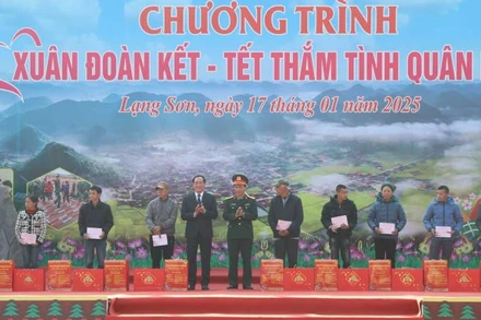 Đại diện lãnh đạo Ủy ban nhân dân tỉnh Lạng Sơn và lãnh đạo Cục Dân vận, Tổng Cục Chính trị Quân đội tặng quà cho các hộ gia đình có hoàn cảnh khó khăn.