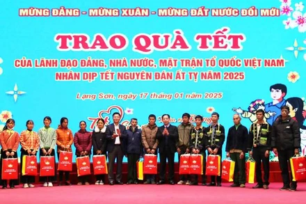 Phó Thủ tướng Chính phủ Lê Thành Long, cùng lãnh đạo tỉnh Lạng Sơn tặng quà các hộ nghèo, hộ cận nghèo, người lao động có hoàn cảnh khó khăn trên địa bàn tỉnh.
