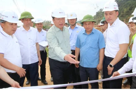 Đồng chí Trần Hồng Minh, Bộ trưởng Xây dựng kiểm tra, thi công cao tốc Hữu Nghị-Chi Lăng (Lạng Sơn).