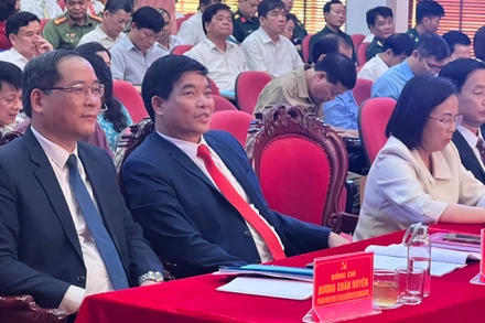 Đại diện lãnh đạo tỉnh Lạng Sơn và các điển hình tiên tiến tham dự hội nghị sơ kết.