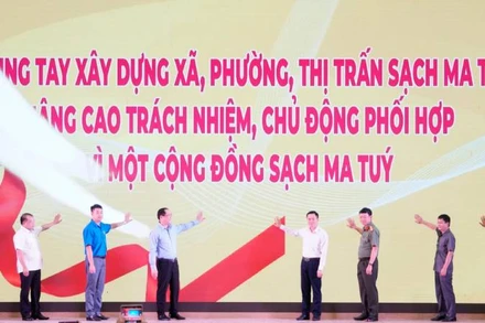 Các đại biểu tham gia nghi lễ cam kết chung tay phòng, chống ma túy.