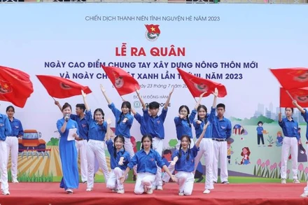 Đội thanh niên xung kích huyện Chi Lăng, (Lạng Sơn), tham gia văn nghệ chào mừng lễ ra quân.