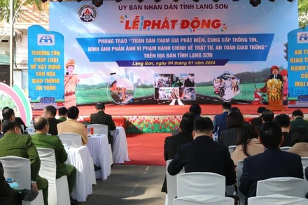 Các đại biểu tham dự lễ phát động toàn dân tham gia phát hiện vi phạm về an toàn giao thông.