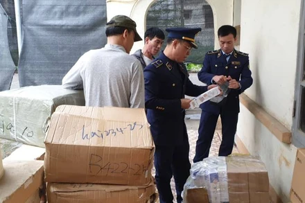 Đội Quản lý thị trường số 6 (Thuộc Cục Quản lý thị trường tỉnh) kiểm tra số hàng nhập lậu.