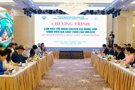 Các đại biểu dự, làm việc với đoàn chuyên gia UNESCO về thẩm định thực địa hồ sơ đề nghị công nhận Công viên địa chất Lạng Sơn là Công viên địa chất toàn cầu UNESCO.