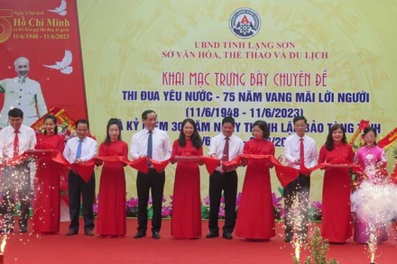 Các đại biểu tham gia cắt băng trưng bày chuyên đề: "Thi đua yêu nước - 75 năm vang mãi lời Người".