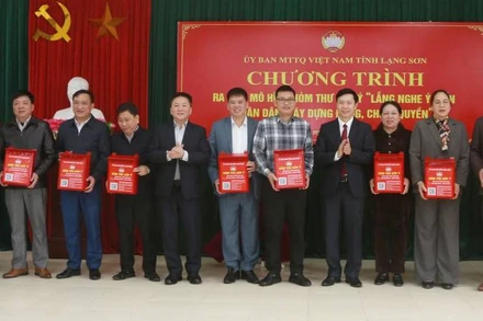 Lãnh đạo Ủy ban Mặt trận Tổ quốc Việt Nam tỉnh Lạng Sơn tặng hòm thư góp ý cho đại diện Ủy ban Mặt trận Tổ quốc các huyện, thành phố trong tỉnh.