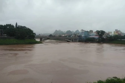 Nước trên sông Kỳ Cùng, Thành phố Lạng Sơn (Lạng Sơn) đang tiếp tục dâng cao.