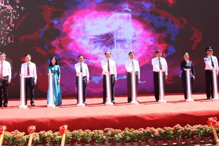 Các đại biểu thực hiện nghi lễ công bố mở chính thức đường chuyên dụng vận chuyển hàng hóa. 