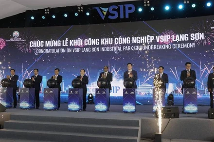 Các đại biểu thực hiện nghi lễ khởi công Dự án VSIP Lạng Sơn.