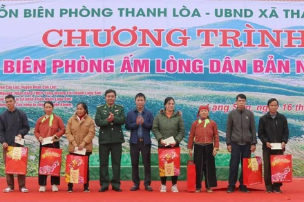 Lãnh đạo Bộ chỉ huy Bộ đội Biên phòng tỉnh Lạng Sơn tặng quà cho các hộ gia đình khó khăn ở khu vực biên giới.
