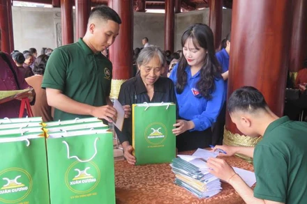 Công ty cổ phần Hữu Nghị Xuân Cương trao 200 suất quà cho các tăng ni, phật tử.