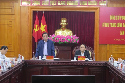 Đồng chí Phan Đình Trạc phát biểu ý kiến tại buổi làm việc với lãnh đạo tỉnh Lạng Sơn.