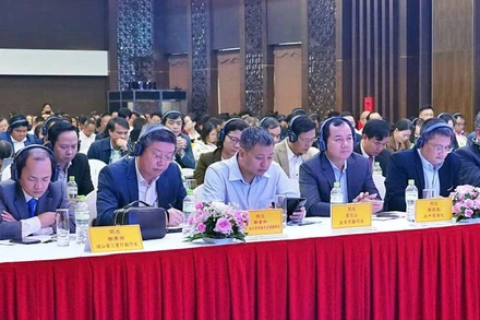 Các đại biểu Việt Nam và Trung Quốc tham dự diễn đàn kết nối giao thương xuất, nhập khẩu nông, lâm, thủy sản.