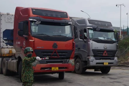 Xe chở hàng xuất khẩu được các chiến sĩ đồn biên phòng cửa khẩu quốc tế Hữu Nghị, Cao Lộc (Lạng Sơn) chỉ dẫn xuất hàng qua cửa khẩu.