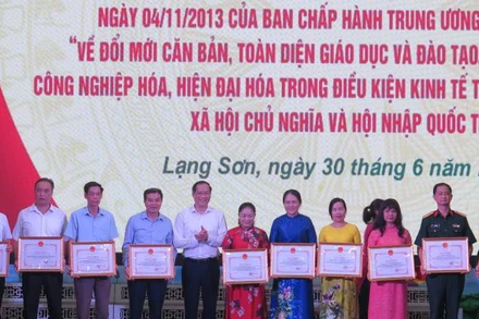 Đại diện lãnh đạo Ủy ban nhân dân tỉnh Lạng Sơn, trao tặng bằng khen của Chủ tịch Ủy ban nhân dân tỉnh cho các tập thể và cá nhân có thành tích xuất sắc trong thực hiện Nghị quyết số 29 của Ban Chấp hành Trung ương Đảng khóa XI.