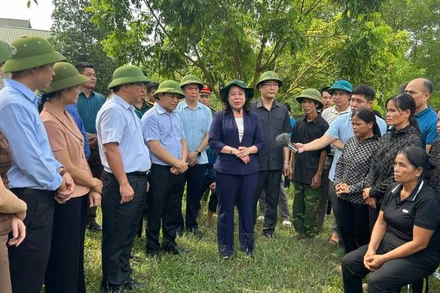 Phó Chủ tịch nước Võ Thị Ánh Xuân thăm hỏi, động viên người dân ở thôn Đồng Bụt, xã Yên Bình, huyện Hữu Lũng, tỉnh Lạng Sơn.