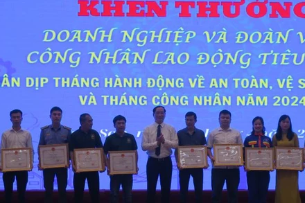 Lãnh đạo Ủy ban nhân dân tỉnh Lạng Sơn tặng Bằng khen cho các tập thể và cá nhân có thành tích xuất sắc trong an toàn, vệ sinh, lao động.
