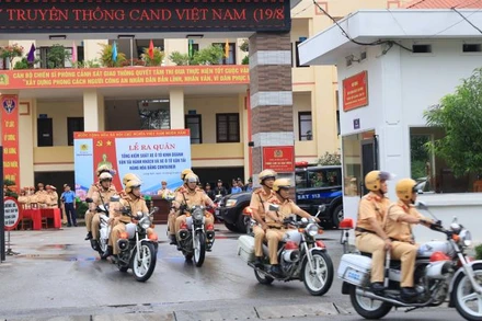 Cán bộ, chiến sĩ Phòng Cảnh sát giao thông Công an tỉnh đồng loạt ra quân tổng kiểm soát xe ô-tô kinh doanh vận tải hành khách và xe hàng hóa container.