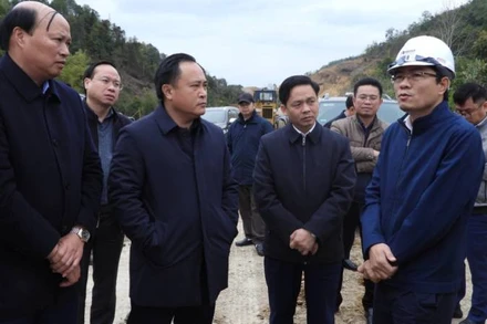 Đại diện doanh nghiệp dự án báo cáo tiến độ thi công với lãnh đạo 2 tỉnh Lạng Sơn và Cao Bằng.