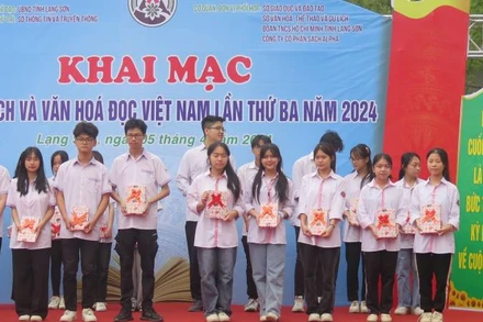 Ban tổ chức tặng sách cho học sinh có hoàn cảnh khó khăn.