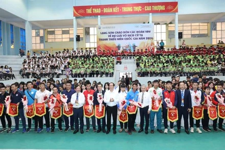 Đại diện các đoàn tham dự thi đấu nhận cờ lưu niệm và hoa của Ban Tổ chức giải.