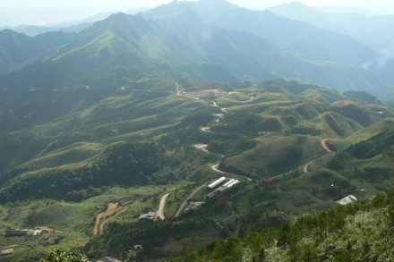 Toàn cảnh khu du lịch Mẫu Sơn, Lộc Bình, tỉnh Lạng Sơn chìm trong rét đậm.