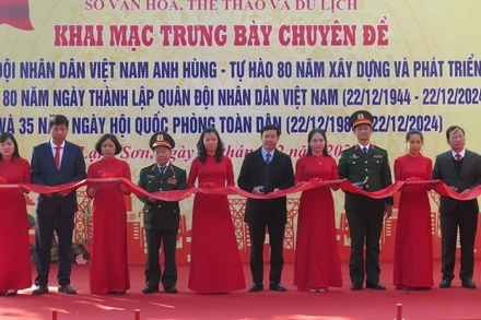 Các đại biểu thực hiện nghi lễ cắt băng khai mạc trưng bày chuyên đề.