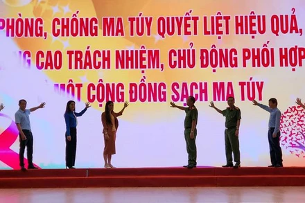 Các đại biểu dự Lễ mít-tinh thực hiện nghi lễ cam kết phòng, chống ma túy năm 2023.