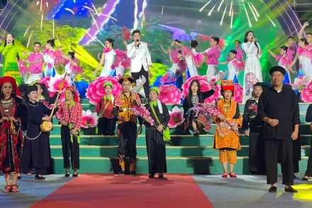 Các nghệ nhân, nghệ sĩ tham các tiết mục giao lưu văn hóa, văn nghệ.