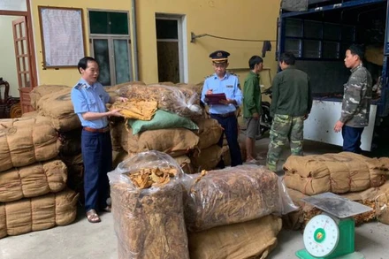 Các lực lượng chức năng tiến hành kiểm tra xử lý hàng hóa không rõ nguồn gốc, xuất xứ.