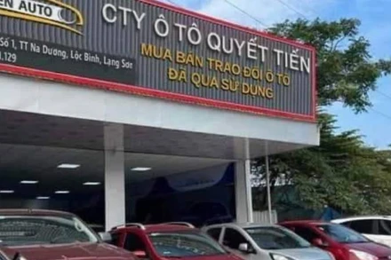 Các đối tượng dùng hình ảnh giả mạo salon ô-tô làm hình nền trên tài khoản Facebook để lừa đảo.