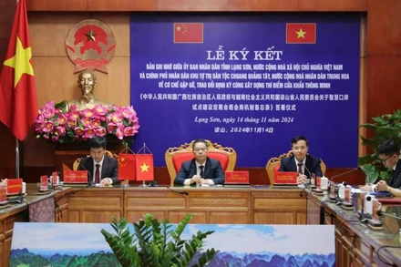 Đại diện lãnh đạo Ủy ban nhân dân tỉnh Lạng Sơn, cùng lãnh đạo các ban, ngành của tỉnh tham dự lễ ký kết bản ghi nhớ xây dựng cửa khẩu thông minh tại điểm cầu ở tỉnh Lạng Sơn. 