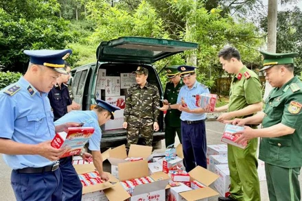 Các lực lượng quản lý thị trường, công an tỉnh cùng Bộ đội Biên phòng Cửa khẩu Chi Ma, Lộc Bình (Lạng Sơn), phát hiện thu giữ hàng nhập lậu.