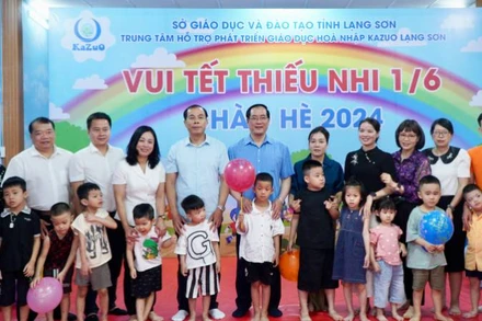 Đại diện lãnh đạo Ủy ban nhân dân tỉnh Lạng Sơn tặng quà trẻ em có hoàn cảnh khó khăn tại Trung tâm hỗ trợ phát triển giáo dục hòa nhập KAZUO Lạng Sơn.