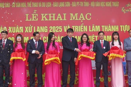 Đại diện lãnh đạo các cơ quan, ban, ngành của tỉnh Lạng Sơn tham gia cắt băng khai mạc Hội báo Xuân xứ Lạng năm 2025.