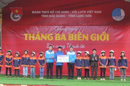 Các đơn vị tặng mũ bảo hiểm cho học sinh Trường Trung học cơ sở Xuất Lễ, Cao Lộc (Lạng Sơn).