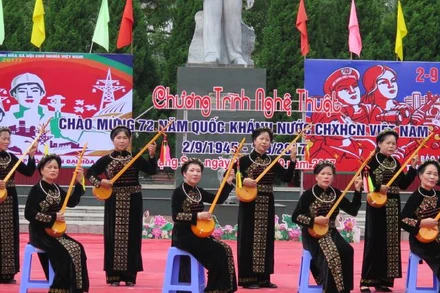 Các nghệ nhân ở thành phố Lạng Sơn biểu diễn trong chương trình giao lưu hát then, đàn tính.