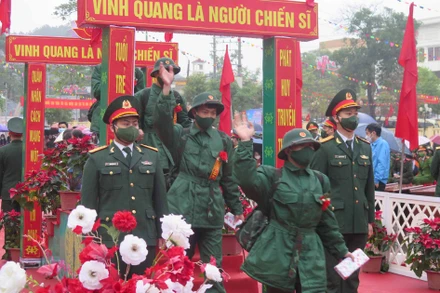 Thanh niên huyện Cao Lộc, (Lạng Sơn) nô nức lên đường nhập ngũ.